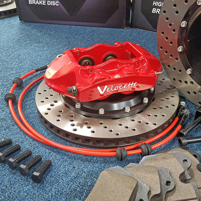 Kırmızı GT4 4 Pistonlu Otomatik Fren Kaliperleri Sarsıntı Önleyici Alüminyum Alaşımlı